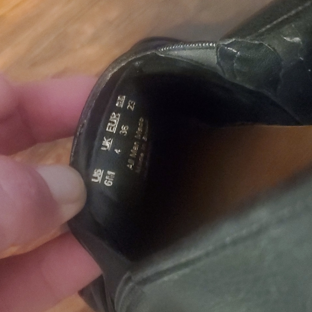 Shoes - Picture 4 of 5